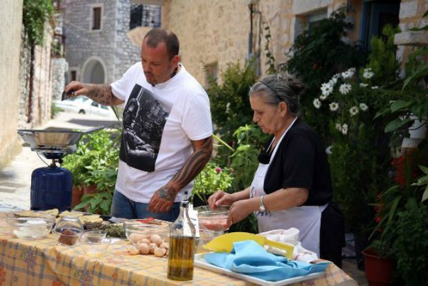 Ο Δημήτρης Σκαρμούτσος θυμάται την αγαπημένη του κρητική μακαρονάδα