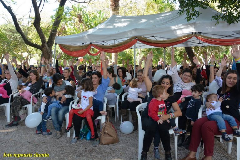 Χανιά: Θήλασαν σε δημόσιο χώρο χωρίς ντροπές και ταμπού… (video)