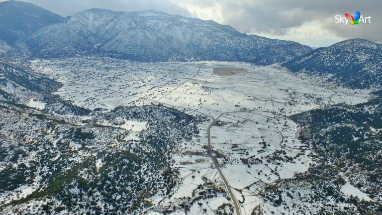 Χανιά: Ο χιονισμένος Ομαλός και το Ξυλόσκαλο από ψηλά (video)