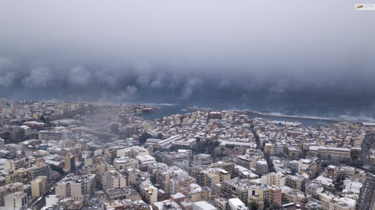 Εναέριο βίντεο απαράμιλλης ομορφιάς πάνω από την χιονισμένη πόλη των Χανίων