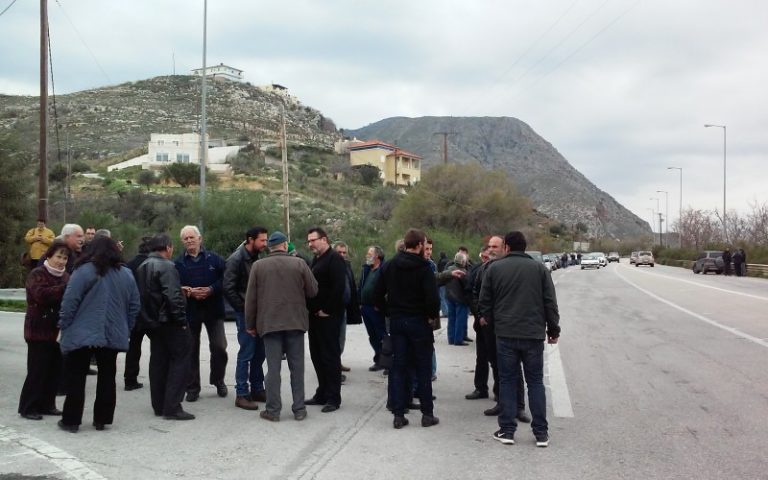 Χανιά: Κλείνουν την εθνική οδό η αγρότες