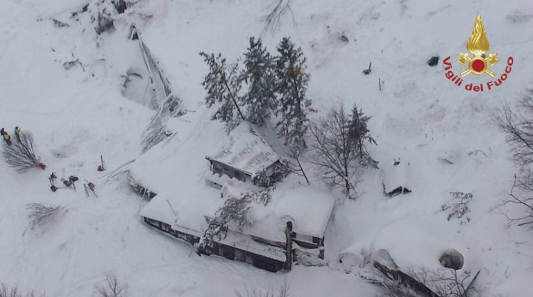 Ιταλία: Χιονοστιβάδα πλάκωσε ξενοδοχείο - Πληροφορίες για 30 νεκρούς