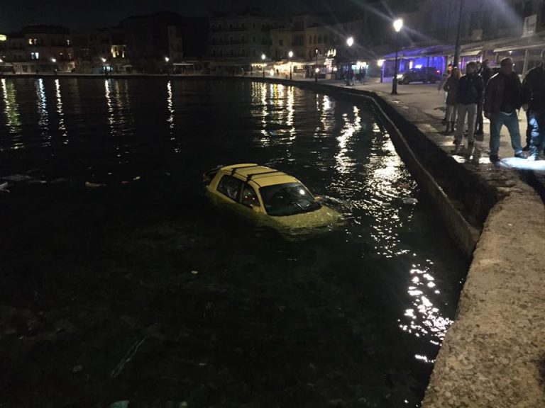 Παρ' ολίγον τραγωδία στο παλιό λιμάνι Χανίων – Αυτοκίνητο έπεσε στην θάλασσα (φωτο)