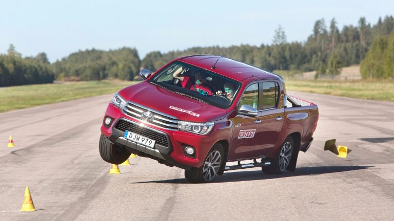 H Toyota παραδέχθηκε την αποτυχία του Hilux στο test αποφυγής εμποδίων (video)