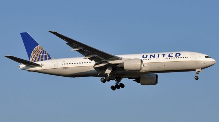 Χαμός στα social media: Η United Airlines απαγόρευσε την πτήση σε έφηβες λόγω... κολάν