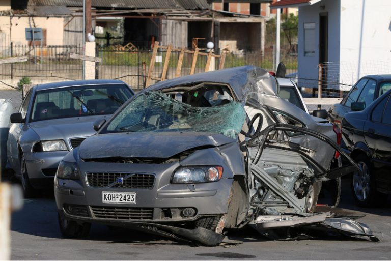 Σοκαριστικές οι φωτογραφίες του αυτοκινήτου από το τροχαίο στον Εύοσμο