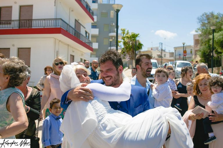 Ένας ξεχωριστός γάμος στα Χανιά – Φίλος του γαμπρού ντύθηκε νύφη και επιχείρησε να κλέψει το γαμπρό (video + φωτο)