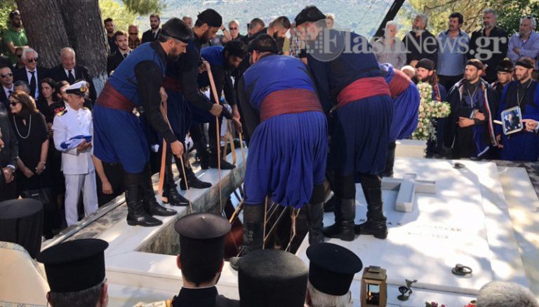 Με μπαλωθιές και ριζίτικα αποχαιρέτισαν τον Κωνσταντίνο Μητσοτάκη