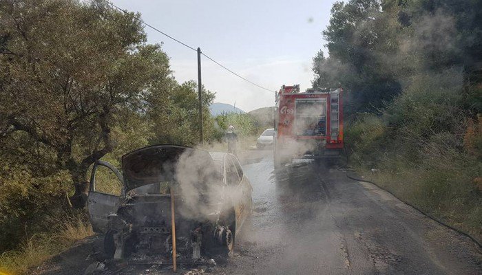 Πυρκαγιά σε αυτοκίνητο με τουρίστες στο Έλος στα Χανιά (φωτο)