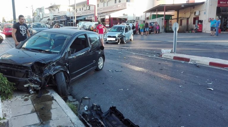 Χανιά: Τροχαίο με έναν τραυματία στα Κουνουπιδιανά λίγα μέτρα πριν από το φλεγόμενο όχημα (φώτο)