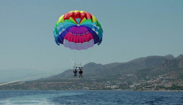 Τουρίστες έπεσαν πάνω σε βράχια με θαλάσσιο αλεξίπτωτο στη Σταλίδα