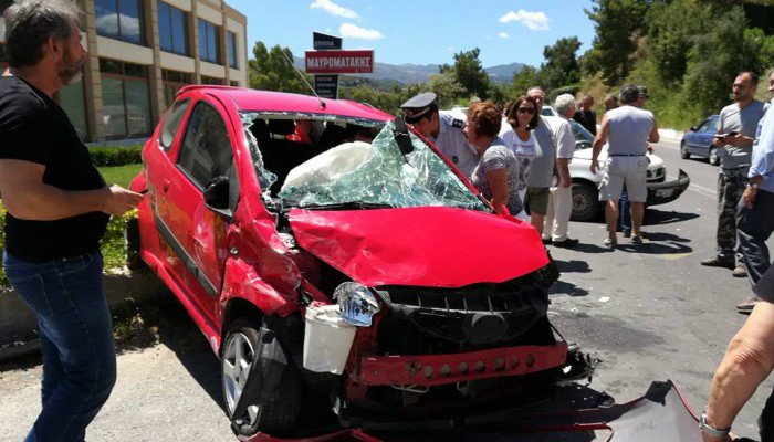 Χανιά: Σφοδρή σύγκρουση στο Συρίλι με εγκλωβισμό ενός ατόμου (φωτό)