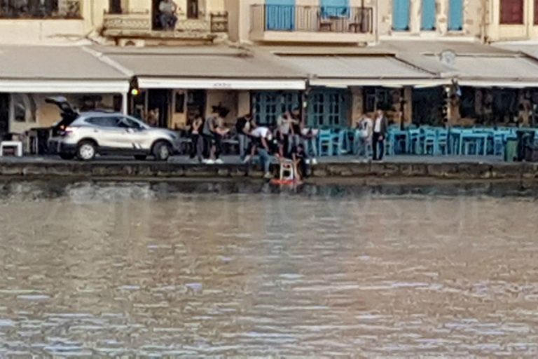 Γυναίκα βούτηξε στο...λιμάνι στα Χανιά και διεκομίσθη στο Νοσοκομείο (φωτο)