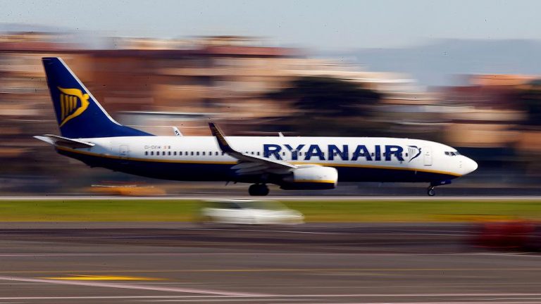 Ένας πρώην πιλότος της Ryanair εξηγεί γιατί ακυρώνονται οι πτήσεις – 700 πιλότοι έχουν παραιτηθεί από την εταιρεία το τελευταίο διάστημα