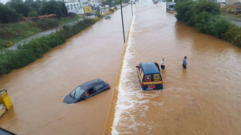 Χανιά: Λίμνη για άλλη μια φορά η Εθνική Οδός - Εγκλωβίστηκαν οδηγοί - Παρασύρθηκαν αμάξια στους Αγίους Αποστόλους