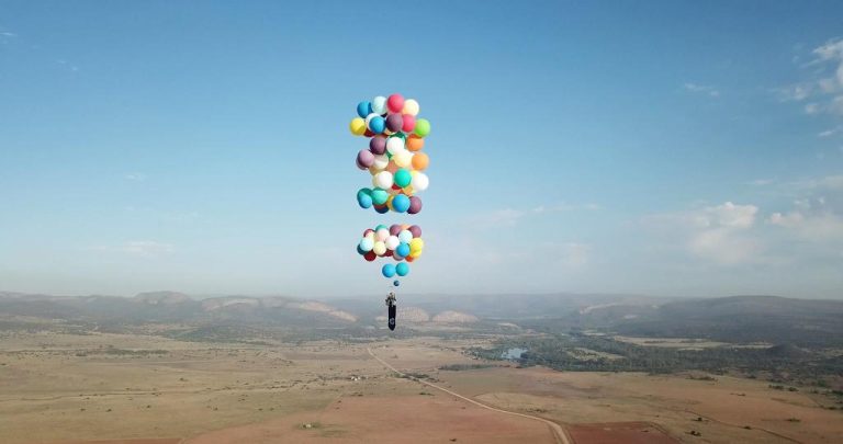 Ένας τρελός πραγματοποίησε πτήση 25km απλά δεμένος σε μπαλόνια! [Video]