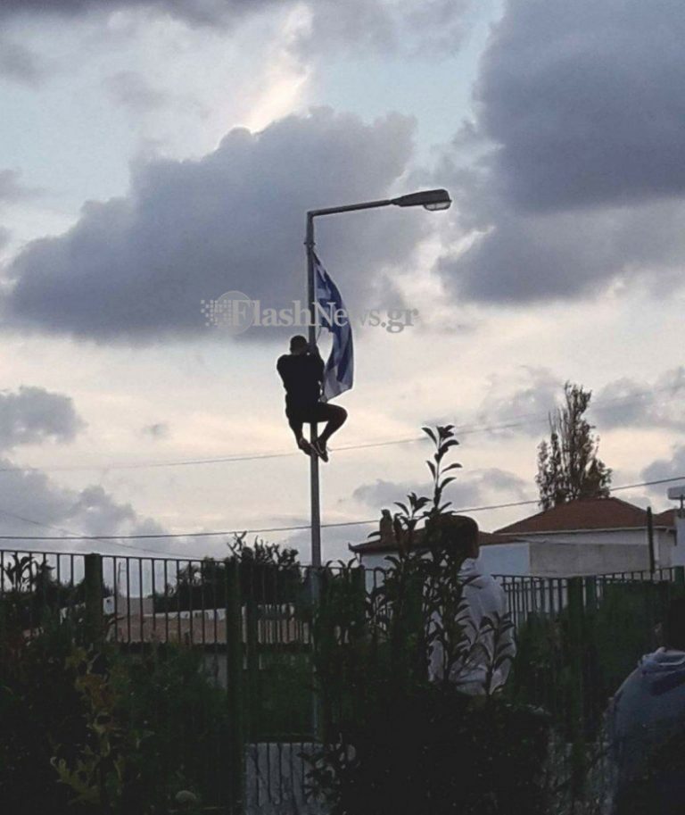 Η απρόσμενη συνέχεια στο σχολείο του μαθητή που τιμωρήθηκε για τη σημαία