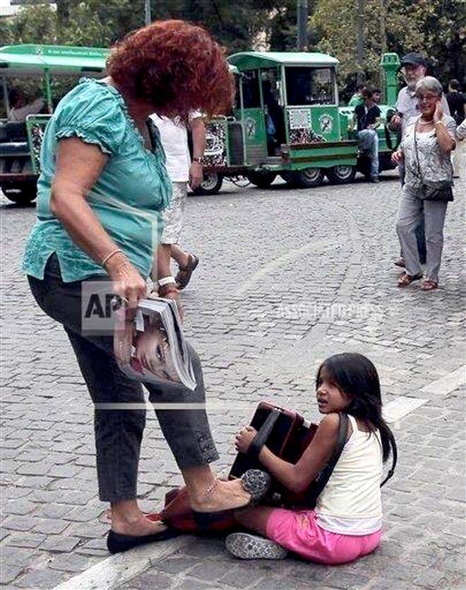 Καταδικάστηκε η γυναίκα που κλώτσησε παιδί που ζητιάνευε στην Ακρόπολη