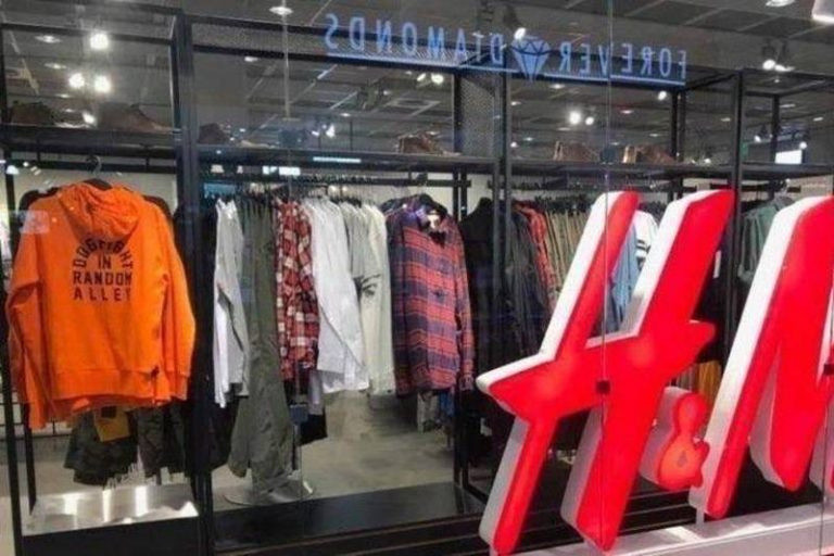 Τα H&M αναγκάστηκαν να αποσύρουν μπλούζα μετά από έντονες διαμαρτυρίες