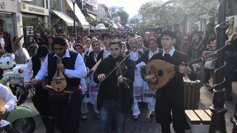 Με λύρα και βιολί έψαλλαν παραδοσιακά κάλαντα στο κέντρο των Χανίων(βίντεο)