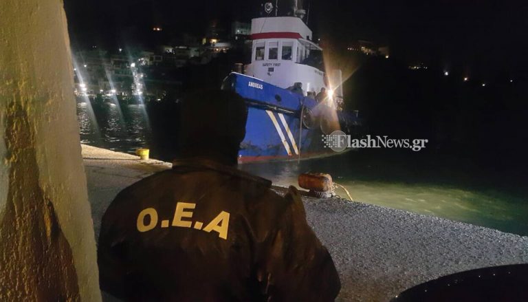 Ρεσάλτο των ειδικών δυνάμεων του λιμενικού Χανίων σε πλοίο τη νύχτα (φωτο)