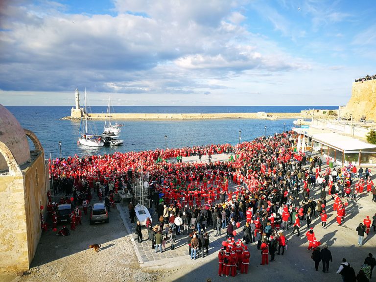 Santa Run 2017: Τα Χανιά κοκκίνισαν από εκατοντάδες Άγιους Βασίληδες