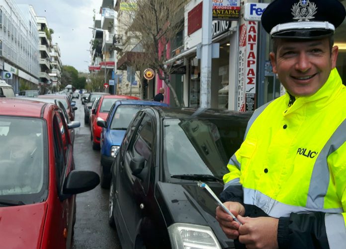 Χανιά: Αλκοολόμετρα και… χαμόγελα μοίρασαν αστυνομικοί της Τροχαίας στο κέντρο της πόλης (φωτο)