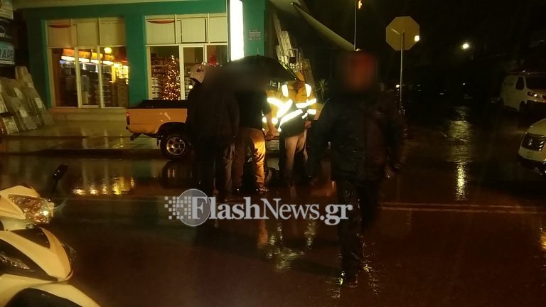 Αυτοκίνητο συγκρούστηκε με οδηγό ντελίβερι στα Χανιά (φωτο)