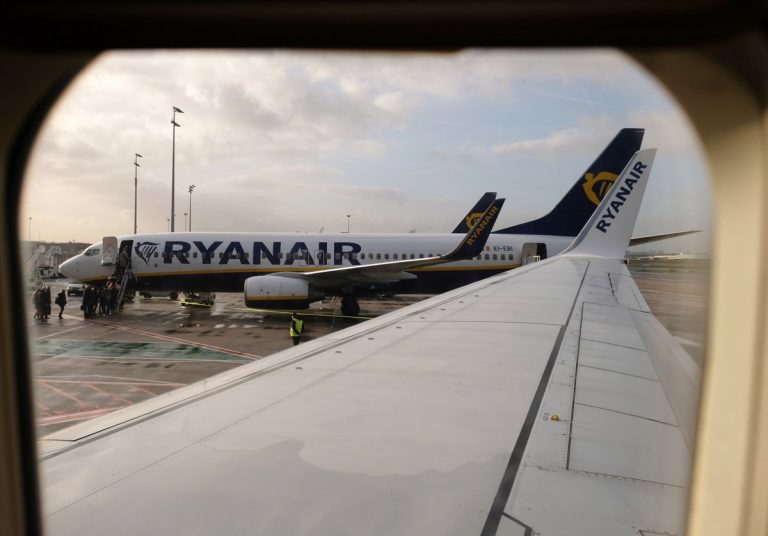 Επιβάτης της Ryanair βαρέθηκε να περιμένει την αποβίβαση και αποφάσισε να βγει από την έξοδο κινδύνου (video)