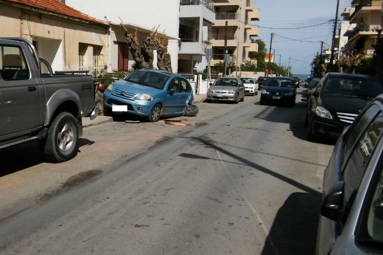 Οδηγός έπεσε απανωτά πάνω σε 3 σταθμευμένα αυτοκίνητα