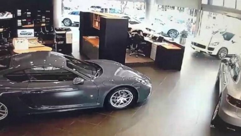 Του έδωσαν Porsche χωρίς αυτά που ήθελε και εκείνος διέλυσε την αντιπροσωπεία (video)