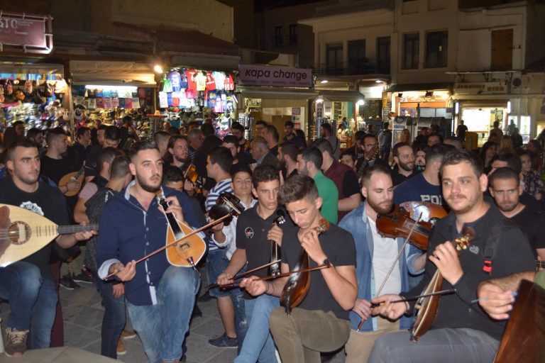 Πλημμύρισε από κρητικές καντάδες η πόλη των Χανίων