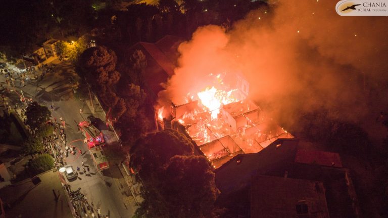 Αποκαρδιωτικές εναέριες εικόνες από την μεγάλη φωτιά στο Πολεμικό Μουσείο στα Χανιά (video)