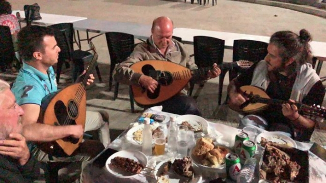 Χαρούλης και Καραγιώργης τα σπάνε σε μια σπάνια συνεύρεση!