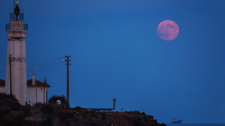 «Ματωμένο φεγγάρι»: Η μεγαλύτερη ολική έκλειψη σελήνης του 21ου αιώνα καθηλώνει τον πλανήτη