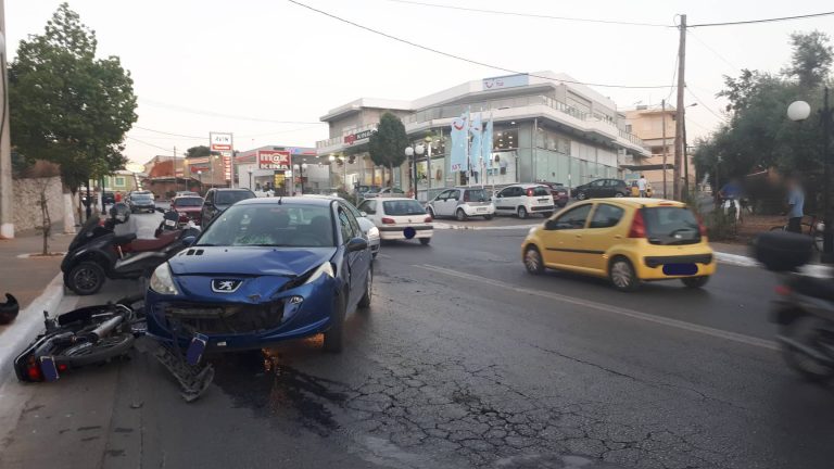 Χανιά: Αυτοκίνητο συγκρούστηκε με δίκυκλο - Στο νοσοκομείο ο οδηγός (φωτο)