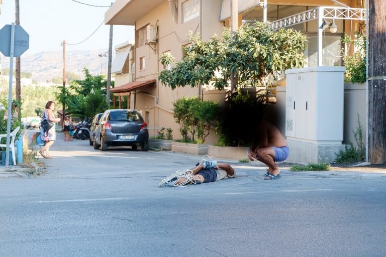 Πήραν το νόμο στα χέρια τους κάτοικοι στα Χανιά Έδειραν και έδεσαν επίδοξο ληστή