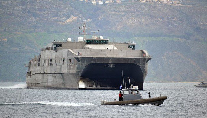 Στην βάση στο Μαράθι εντυπωσιακό high speed καταμαράν των ΗΠΑ