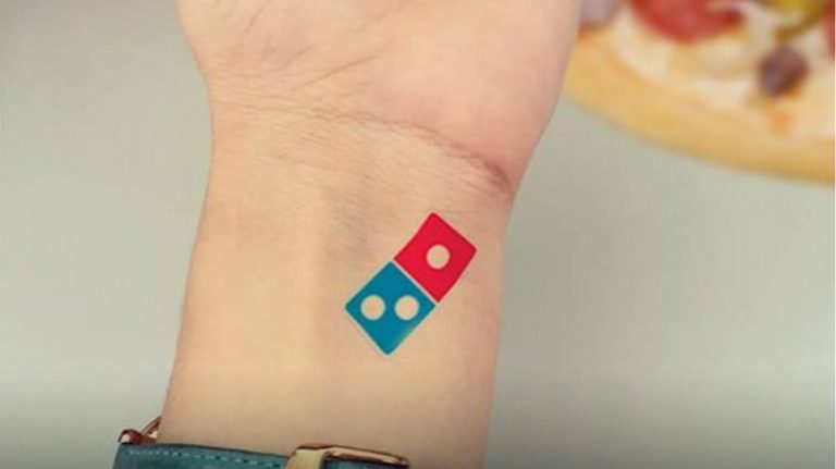 Η Domino's Pizza χαρίζει δωρεάν πίτσα για πάντα έναντι τατουάζ