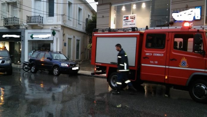 Χανιά: Πρόλαβαν το χειρότερα! Έπεσε προβολέας σε βιτρίνα καταστήματος στο κέντρο της πόλης