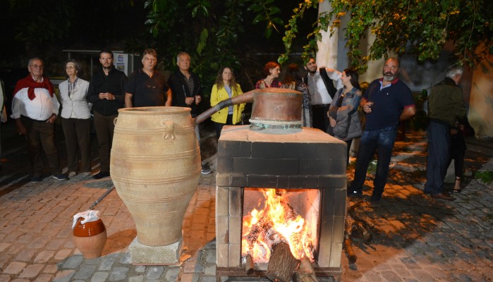 Έστησαν παραδοσιακό ρακοκάζανο στο Παλιό Λιμάνι των Χανίων (βίντεο)