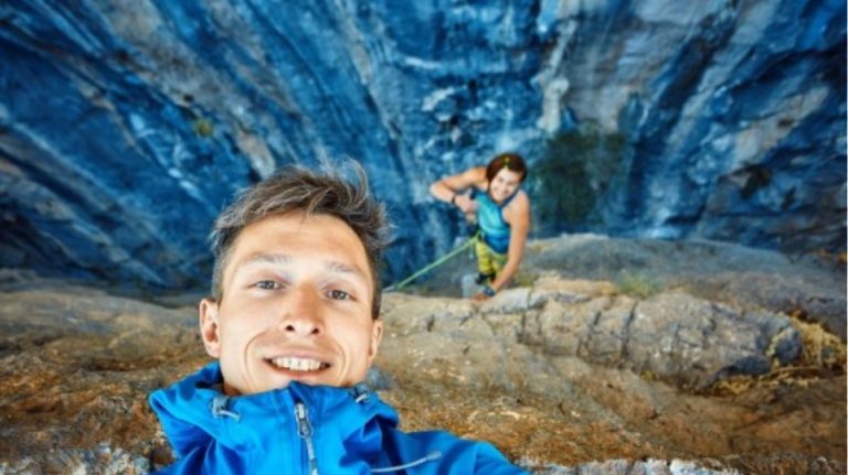 Ερευνα για τις θανατηφόρες selfie: Τουλάχιστον 259 άτομα έχουν χάσει τη ζωή τους σε όλο τον κόσμο