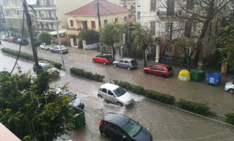 Πλημμύρισαν σπίτια στα Χανιά - διάσωση γυναίκας