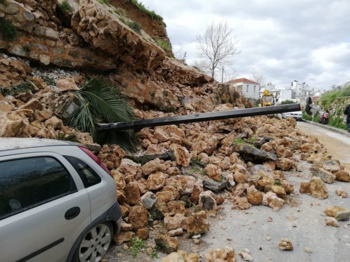 Κλειστό το 2ο Νηπιαγωγείο Χανίων στη Βασίλισσα Κίνδυνος στους δρόμους μετά την κατάρρευση του επιπρομαχώνα (Photos)