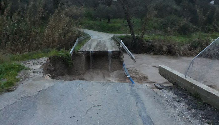 Χωρίς νερό η Κίσσαμος - Έχουν αποκλειστεί χωριά, γεφύρια κατέρρευσαν