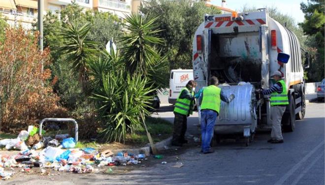 Πέταξε κατά λάθος τις… εισπράξεις στα σκουπίδια! Άδειασε το απορριμματοφόρο