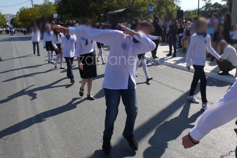 Χανιά: Μαθητής έκανε... DAB μπροστά από την εξέδρα των επισήμων στην παρέλαση (φωτο)