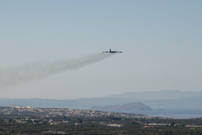 Με περιέργεια αρκετοί που βρέθηκαν το πρωί της Πέμπτης στο Ακρωτήρι Χανίων είδαν να απογειώνεται ένα τεράστιο πολεμικό αεροσκάφος.