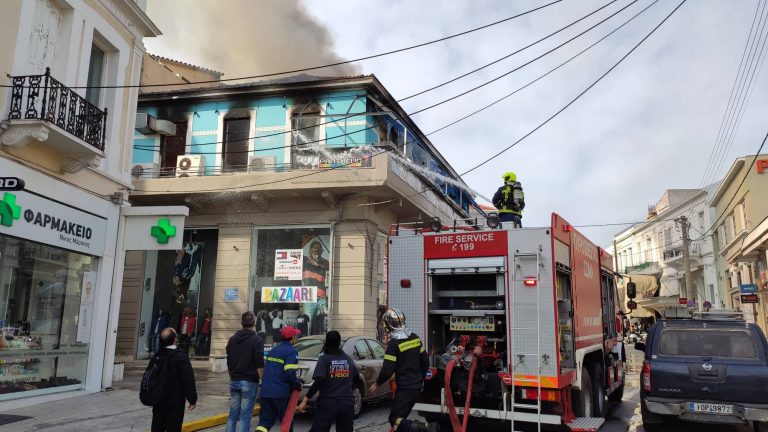 Μεγάλη φωτιά σε εξέλιξη στο κέντρο των Χανίων - Καταστράφηκε ολοσχερώς καφετέρια (φωτο)