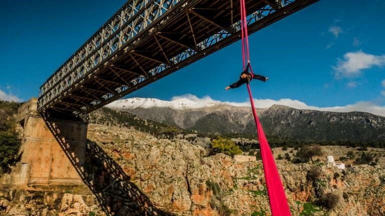 Χανιά: Κρέμεται από γέφυρα στην και χορεύει με πανιά (video)